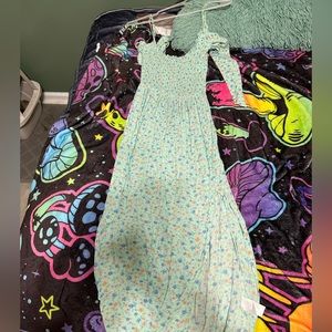 Long maxi dress flow open in the back size medium